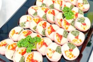 トマト香る彩りベーコンチキンロール