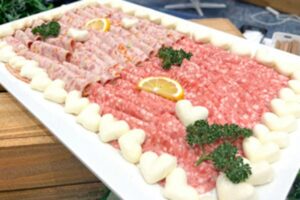 芳醇サラミと自家製ミートローフの盛り合わせ～モッツアレラ添え