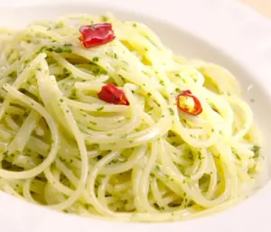 香るバジルとガーリックのペペロンチーノ